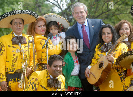 Us-Präsident George W. Bush wirft mit Mitgliedern der Los Hermanos Mora Arriaga Band mit einem Cinco de Mayo Feier im Rosengarten des Weißen Hauses in Washington am 4. Mai 2007. (UPI Foto/Kevin Dietsch) Stockfoto