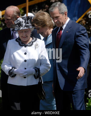 Die britische Königin Elizabeth II. geht neben der US-Präsident George W. Bush während der Begrüßungszeremonie im Weißen Haus in Washington am 7. Mai 2007. Die Königin befindet sich auf der letzten Etappe ihrer sechstägigen Besuch in Amerika. (UPI Foto/Kevin Dietsch) Stockfoto