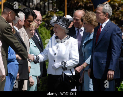 Die britische Königin Elizabeth II. (C) begrüßt den Vorsitzenden des Generalstabs Peter Pace, während der US-Präsident George W. Bush (L), First Lady Laura Bush (2nd-R) und Prinz Philip, Herzog von Edinburgh, auf Beobachten, während der Begrüßungszeremonie im Weißen Haus in Washington am 7. Mai 2007. Die Königin befindet sich auf der letzten Etappe ihrer sechstägigen Besuch in Amerika. (UPI Foto/Kevin Dietsch) Stockfoto