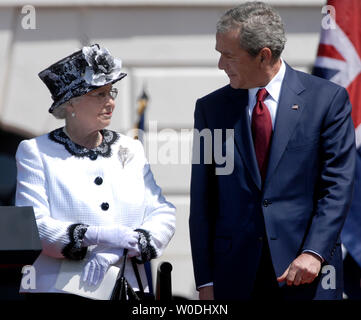 Die britische Königin Elizabeth II. erwartet von US-Präsident George W. Bush, während eine Ankunft Zeremonie im Weißen Haus in Washington am 7. Mai 2007. Die Königin befindet sich auf der letzten Etappe ihrer sechstägigen Besuch in Amerika. (UPI Foto/Kevin Dietsch) Stockfoto