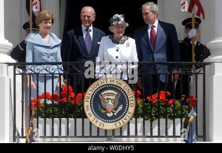 Von links nach rechts, First Lady Laura Bush, Prinz Philip, Herzog von Edinburgh, die britische Königin Elizabeth II. und US-Präsident George W. Bush von der Truman Balkon des Weißen Hauses nach der Ankunft Zeremonie, in Washington am 7. Mai 2007. Die Königin befindet sich auf der letzten Etappe ihrer sechstägigen Besuch in Amerika. (UPI Foto/Kevin Dietsch) Stockfoto