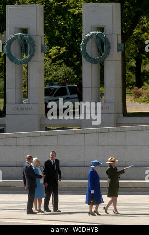 Die britische Königin Elizabeth II (2. R) ist eine Tour durch die National World War II Memorial, das vom Direktor der National Park Service Maria Bomar (R), in Washington am 8. Mai 2007. Die Königin wurde von Prinz Philip, Herzog von Edinburgh (L), der ehemalige Präsident George Herbert Walker Bush (2nd-L) und ehemalige First Lady Barbara Bush verbunden. Das war der letzte Tag der 6-tägigen Queen's Besuch in Amerika. (UPI Foto/Kevin Dietsch) Stockfoto