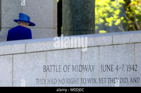 Die britische Königin Elizabeth II. macht Ihr Weg aus der National World War II Memorial nach einer Tour in Washington am 8. Mai 2007. Die Königin ist am letzten Tag der 6-tägigen Besuch in Amerika. (UPI Foto/Kevin Dietsch) Stockfoto