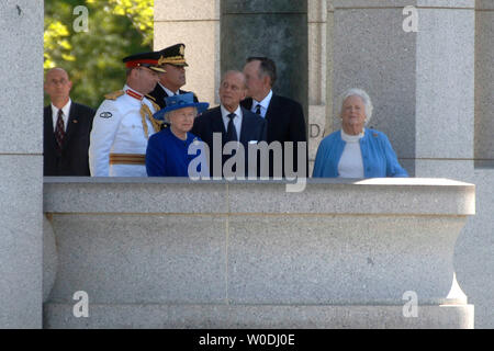 Die britische Königin Elizabeth II (3rd-L), Prinz Philip, Herzog von Edinburgh (3rd-R), ehemaliger Präsident George Herbert Walker Bush (2nd-R) und ehemalige First Lady Laura Bush (R), eine Tour durch die National World War II Memorial in Washington am 8. Mai 2007. Die Königin ist am letzten Tag der 6-tägigen Besuch in Amerika. (UPI Foto/Kevin Dietsch) Stockfoto