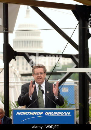 Matt Berg, Direktor des Space Telescope Science Institute, Vorträge für die Öffentlichkeit und die Medien über die NASA geplanten James Webb Space Telescope, ein Modell, das auf dem Display auf der National Mall in Washington am 10. Mai 2007. Für den Start in 2013 geplant, das Teleskop 10 bis 100 mal leistungsfähiger sein als das Hubble Space Telescope. (UPI Foto/Roger L. Wollenberg) Stockfoto