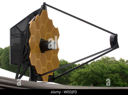 Eine vollständige Modell der NASA geplante James Webb Space Teleskop ist auf Anzeige auf der National Mall in Washington am 10. Mai 2007. Für den Start in 2013 geplant, das Teleskop 10 bis 100 mal leistungsfähiger sein als das Hubble Space Telescope. (UPI Foto/Roger L. Wollenberg) Stockfoto