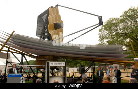 Forscher und Wissenschaftler sprechen in der Öffentlichkeit und den Medien über die NASA geplanten James Webb Space Telescope, ein Modell, das auf dem Display auf der National Mall in Washington am 10. Mai 2007. Für den Start in 2013 geplant, das Teleskop 10 bis 100 mal leistungsfähiger sein als das Hubble Space Telescope. (UPI Foto/Roger L. Wollenberg) Stockfoto