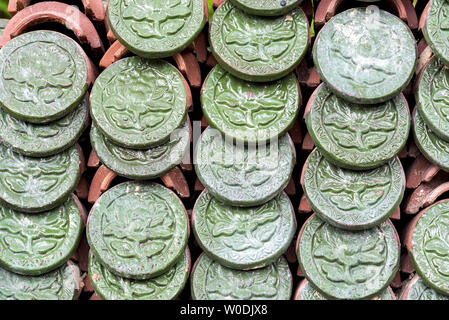 Grün geprägten Blume Keramik Muster auf Dachziegel. Stockfoto