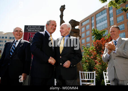 Us-Präsident George W. Bush schüttelt Hände mit Tom Lantos (D-CA) wie Rep.Dana Rohrabacher (R-CA) (R) und Opfer des Kommunismus Memorial Foundation Vorsitzender Lee Edwards Blick auf, nach Bushs Bemerkungen bei der Einweihung der Opfer des Kommunismus Memorial in Washington am 12. Juni 2007. (UPI Foto/Martin H. Simon) Stockfoto