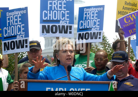 Sen. Hillary Clinton (D-NY) spricht auf ein AFL-CIO Employee Free Choice Act Rallye auf dem Capitol Hill in Washington am 19. Juni 2007. (UPI Foto/Kevin Dietsch) Stockfoto