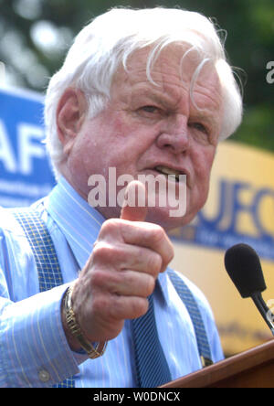 Senator Edward Kennedy (D-MA) spricht auf ein AFL-CIO Employee Free Choice Act Rallye auf dem Capitol Hill in Washington am 19. Juni 2007. (UPI Foto/Kevin Dietsch) Stockfoto