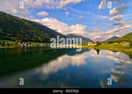 Schönen alpinen See mit Wolken Spiegelung im Wasser Stockfoto