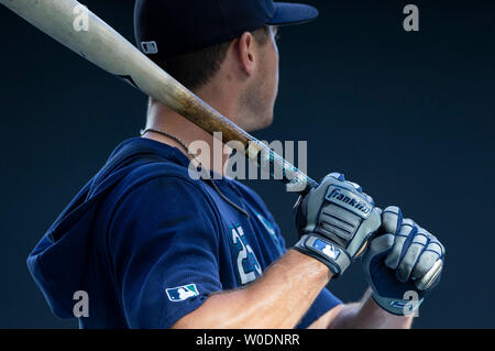Juni 25, 2019: Seattle Mariners dritter Basisspieler Dylan Moore #25 tragen Franklin batting Handschuhe und Seattle Mariners Klebeband aufgewickelt um die bat vor der Major League Baseball Spiel zwischen den Milwaukee Brewers und die Seattle Mariners am Miller Park in Milwaukee, WI. John Fisher/CSM Stockfoto