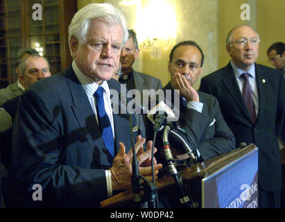 Senator Edward Kennedy (D-MA) spricht über die laufenden Senat Zuwanderung, in Washington am 27. Juni 2007. Kennedy war trat der Vorsitzende des Hispanic Caucus Rep. Joe Baca (D-CA) (C) und Sen Ken Salazar (D-CO). (UPI Foto/Kevin Dietsch) Stockfoto