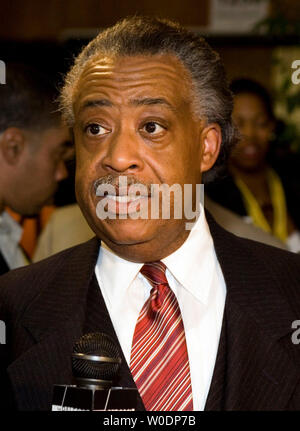 Reverend Al Sharpton spricht mit Reportern in der Media Center nach der amerikanischen Präsidentschaftswahl demokratische Diskussion Foren auf PBS an der Howard University in Washington D.C. am 28. Juni 2007. (UPI Foto/David Brody) Stockfoto