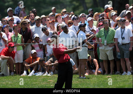 Tiger Woods Uhren sein Chip shot auf der ersten Bohrung während der vierten Runde des Eröffnungs-AT&T National am Congressional Country Club in Potomac, Md. Am 8. Juli 2007. Holz beendete in der 6. Platz bei zwei unter Par mit 278. (UPI Foto/David Brody) Stockfoto