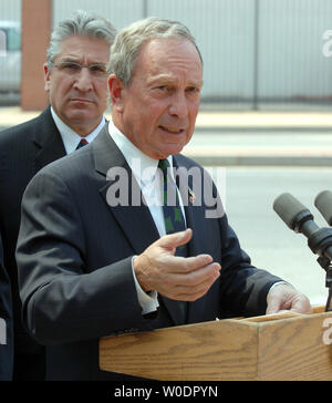 New York City Bürgermeister Michael Bloomberg spricht mit Reportern nach einem Treffen mit dem US-Verkehrsministerium in Washington am 10. Juli 2007. Bloomberg drängt auf Bundes Maut Zonen für Ballungszentren von New York City zu erstellen. Auf der linken Seite ist die demokratische Staat Minderheit Führer James Tedisco. (UPI Foto/Roger L. Wollenberg) Stockfoto