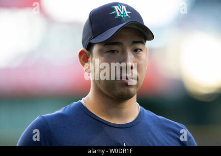 Juni 25, 2019: Seattle Mariners Krug Yusei Kikuchi #18 Wege aus dem Feld nach schlagende Praxis vor der Major League Baseball Spiel zwischen den Milwaukee Brewers und die Seattle Mariners am Miller Park in Milwaukee, WI. John Fisher/CSM Stockfoto