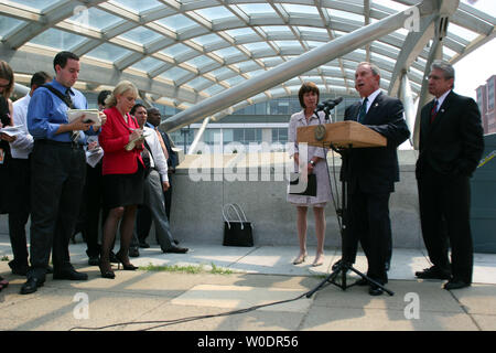 Herr Kommissar des New York City Department of Transportation, Janette Sadik-Khan (L), Bürgermeister von New York Michael Bloomberg (C) und demokratische New York State Assembly Minderheit Führer James Tedisco (R) beteiligen sich an einer Pressekonferenz über die beantragten Bundesmittel für den Transport von New York Probleme außerhalb des US-Verkehrsministerium in Washington am 10. Juli 2007. (UPI Foto/Dominic Bracco II) Stockfoto