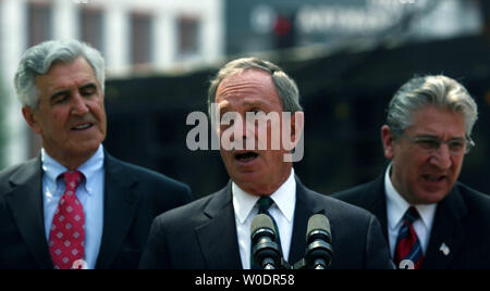 Republikanische Staat New York Senat-Majorität Führer Joseph L. Bruno (L), Bürgermeister von New York Michael Bloomberg (C) und demokratischen Staat Montage Minderheit Führer James Tedisco (R) beteiligen sich an einer Pressekonferenz über die beantragten Bundesmittel für den Transport von New York Probleme außerhalb des US-Verkehrsministerium in Washington am 10. Juli 2007. (UPI Foto/Dominic Bracco II) Stockfoto