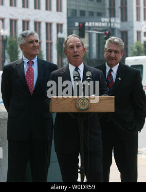 Republikanische Staat New York Senat-Majorität Führer Joseph L. Bruno (L), Bürgermeister von New York Michael Bloomberg (C) und demokratischen Staat Montage Minderheit Führer James Tedisco (R) beteiligen sich an einer Pressekonferenz über die beantragten Bundesmittel für den Transport von New York Probleme außerhalb des US-Verkehrsministerium in Washington am 10. Juli 2007. (UPI Foto/Dominic Bracco II) Stockfoto