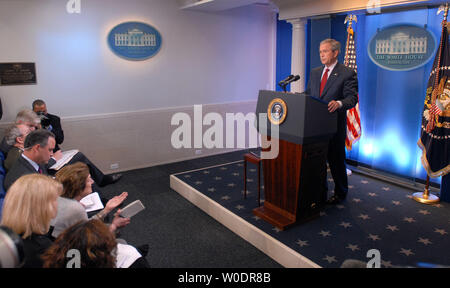 Us-Präsident George W. Bush nimmt die erste Frage seiner Nachrichten Konferenz von Hearst Kolumnist Helen Thomas, wie er Fortschritte Bewertung seiner Regierung für den Krieg im Irak während einer Pressekonferenz im Weißen Haus am 12. Juli 2007 erörtert. Dies ist der erste Nachrichten Konferenz im neu renovierten Brady Presse statt. (UPI Foto/Roger L. Wollenberg) Stockfoto