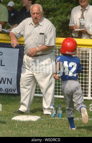 Baseball Legende Tommy Lasorda Wellen auf ein Mitglied des Inneren Stadt Little League Highlanders von Brookland, New York während ein T-Stück in eine T-ball spiel auf dem Südrasen des Weißen Hauses in Washington am 15. Juli 2007. Das Spiel wurde zum 60. Jahrestag von Jackie Robinson in der Major League Baseball. (UPI Foto/Kevin Dietsch) Stockfoto