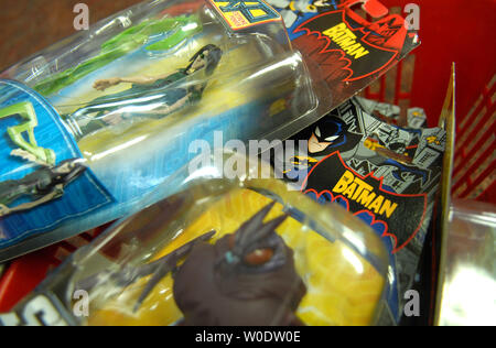 Batman Action Figuren befinden sich in einem Korb auf Kinder Haus Toy Store in Arlington, Virginia, am 14. August 2007 gesehen. Mattel zurückgerufen 9 Millionen Chinesen, Spielzeug, einschließlich Polly Pocket spielen setzt, Batman Actionfiguren, Fisher-Price-Spielzeug und einige Druckguss Autos wegen der Anwesenheit von Leitung Farbe oder ihre Verwendung von winzigen Magneten, die eine Erstickungsgefahr verursachen könnte. Dieses kommt nach Cheung Shu-hung, Miteigentümer eines Lee der Chinesischen Spielzeughersteller, Selbstmord in einem Lager nach einem Chinesischen verbieten. (UPI Foto/Kevin Dietsch) Stockfoto