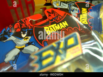 Batman Action Figuren befinden sich in einem Korb auf Kinder Haus Toy Store in Arlington, Virginia, am 14. August 2007 gesehen. Mattel zurückgerufen 9 Millionen Chinesen, Spielzeug, einschließlich Polly Pocket spielen setzt, Batman Actionfiguren, Fisher-Price-Spielzeug und einige Druckguss Autos wegen der Anwesenheit von Leitung Farbe oder ihre Verwendung von winzigen Magneten, die eine Erstickungsgefahr verursachen könnte. Dieses kommt nach Cheung Shu-hung, Miteigentümer eines Lee der Chinesischen Spielzeughersteller, Selbstmord in einem Lager nach einem Chinesischen verbieten. (UPI Foto/Kevin Dietsch) Stockfoto