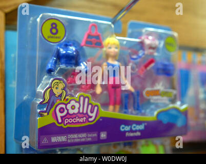 Eine Polly Pocket Spielzeug ist auf Anzeige an Kinder Haus Toy Store in Arlington, Virginia, am 14. August 2007 gesehen. Mattel zurückgerufen 9 Millionen Chinesen, Spielzeug, einschließlich Polly Pocket spielen setzt, Batman Actionfiguren, Fisher-Price-Spielzeug und einige Druckguss Autos wegen der Anwesenheit von Leitung Farbe oder ihre Verwendung von winzigen Magneten, die eine Erstickungsgefahr verursachen könnte. Dieses kommt nach Cheung Shu-hung, Miteigentümer eines Lee der Chinesischen Spielzeughersteller, Selbstmord in einem Lager nach einem Chinesischen verbieten. (UPI Foto/Kevin Dietsch) Stockfoto