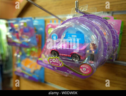 Polly Pocket Spielzeug sind auf Anzeige an Kinder Haus Toy Store in Arlington, Virginia, am 14. August 2007 gesehen. Mattel zurückgerufen 9 Millionen Chinesen, Spielzeug, einschließlich Polly Pocket spielen setzt, Batman Actionfiguren, Fisher-Price-Spielzeug und einige Druckguss Autos wegen der Anwesenheit von Leitung Farbe oder ihre Verwendung von winzigen Magneten, die eine Erstickungsgefahr verursachen könnte. Dieses kommt nach Cheung Shu-hung, Miteigentümer eines Lee der Chinesischen Spielzeughersteller, Selbstmord in einem Lager nach einem Chinesischen verbieten. (UPI Foto/Kevin Dietsch) Stockfoto