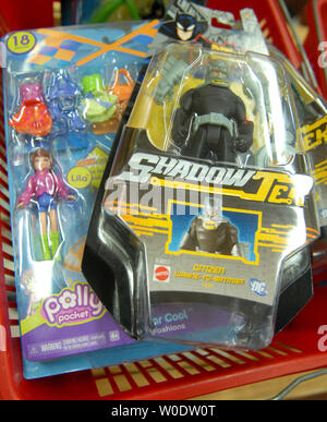 Polly Pocket Spielsätze und Batman Action Figuren befinden sich in einem Korb auf Kinder Haus Toy Store in Arlington, Virginia, am 14. August 2007 gesehen. Mattel zurückgerufen 9 Millionen Chinesen, Spielzeug, einschließlich Polly Pocket spielen setzt, Batman Actionfiguren, Fisher-Price-Spielzeug und einige Druckguss Autos wegen der Anwesenheit von Leitung Farbe oder ihre Verwendung von winzigen Magneten, die eine Erstickungsgefahr verursachen könnte. Dieses kommt nach Cheung Shu-hung, Miteigentümer eines Lee der Chinesischen Spielzeughersteller, Selbstmord in einem Lager nach einem Chinesischen verbieten. (UPI Foto/Kevin Dietsch) Stockfoto