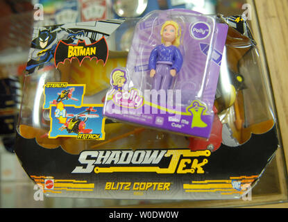 Polly Pocket Spielsätze und Batman Action Figuren befinden sich in einem Korb auf Kinder Haus Toy Store in Arlington, Virginia, am 14. August 2007 gesehen. Mattel zurückgerufen 9 Millionen Chinesen, Spielzeug, einschließlich Polly Pocket spielen setzt, Batman Actionfiguren, Fisher-Price-Spielzeug und einige Druckguss Autos wegen der Anwesenheit von Leitung Farbe oder ihre Verwendung von winzigen Magneten, die eine Erstickungsgefahr verursachen könnte. Dieses kommt nach Cheung Shu-hung, Miteigentümer eines Lee der Chinesischen Spielzeughersteller, Selbstmord in einem Lager nach einem Chinesischen verbieten. (UPI Foto/Kevin Dietsch) Stockfoto