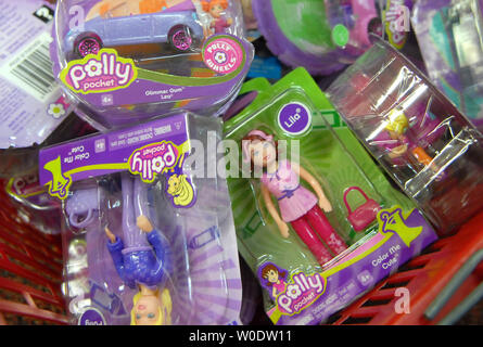 Polly Pocket spielen Sets sind in einem Korb an Kinder Haus Toy Store in Arlington, Virginia, am 14. August 2007 gesehen. Mattel zurückgerufen 9 Millionen Chinesen, Spielzeug, einschließlich Polly Pocket spielen setzt, Batman Actionfiguren, Fisher-Price-Spielzeug und einige Druckguss Autos wegen der Anwesenheit von Leitung Farbe oder ihre Verwendung von winzigen Magneten, die eine Erstickungsgefahr verursachen könnte. Dieses kommt nach Cheung Shu-hung, Miteigentümer eines Lee der Chinesischen Spielzeughersteller, Selbstmord in einem Lager nach einem Chinesischen verbieten. (UPI Foto/Kevin Dietsch) Stockfoto