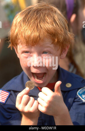 Jimmy Plotts, 7, College Park, Maryland seine Aufregung zeigen nach dem Empfang eines Thomas Jefferson 1 Dollar Münze im Rahmen einer Feierstunde die neue Währung an der Thomas Jefferson Memorial in Washington am 15. August 2007 einzuführen. Die Münze ist Teil eines jährlich stattfindenden Präsidentschaftswahlen Serie, die jedes Jahr spezielle commemorative 1 Dollar Münzen release wird bis 2012. (UPI Foto/Kevin Dietsch) Stockfoto