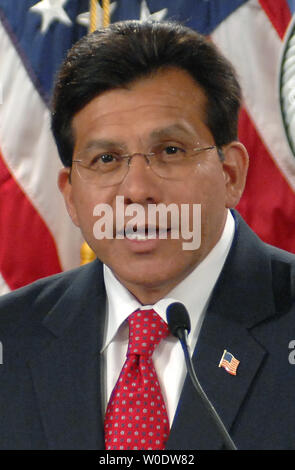 Us-Justizminister Alberto Gonzales liefert seine Erklärung des Rücktritts auf das Justizministerium in Washington am 27. August 2007. Sein Rücktritt ist 17. September 2007 wirksam. Solicitor General Paul Clement agiert Attorney General, bis ein Ersatz gefunden wird. (UPI Foto/Kevin Dietsch) Stockfoto