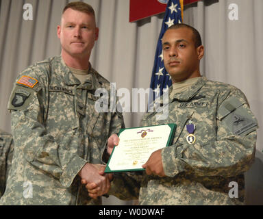 Armee SPC George Wilson (R) posiert für ein Foto mit Corporal Terrence McKenrick nach dem Purple Heart während einer Zeremonie im Walter Reed Army Medical Center in Washington am 30. August 2007 ausgezeichnet. Wilson wurde durch ein Ied Angriff, während im Irak verletzt. Sechs Soldaten waren die Purple Heart während der Zeremonie verliehen. (UPI Foto/Kevin Dietsch) Stockfoto