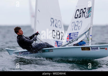 Kiel, Deutschland. 27 Juni, 2019. Sam Whaley aus Großbritannien ist auf dem Kurs in der Laser Std Klasse während eines Rennens während der Kieler Woche auf dem Fjord aus Schilksee. Die Kieler Woche ist das größte Segelveranstaltung der Welt. Fast 500 Athleten wird ab 26.6. auf 325 Boote aus 48 Nationen an den Olympischen Klassen an der Kieler Woche. Credit: Frank Molter/dpa/Alamy leben Nachrichten Stockfoto