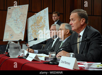 Die kommissare John J. Hamre, ehemaliger stellvertretender Verteidigungsminister, General George Joulwan, USA (Ret.), ehemaliger Oberster Alliierter Befehlshaber Europa, und Marine Corps General James L. Jones, Jr. (Ret.) (L, R) bezeugen vor dem Streitkräfteausschuss des Senats Anhörung die Erkenntnisse der irakischen Sicherheitskräfte unabhängige Bewertung Bericht der Kommission auf dem Capitol Hill in Washington am 6. September 2007 zu diskutieren. (UPI Foto/Roger L. Wollenberg) Stockfoto