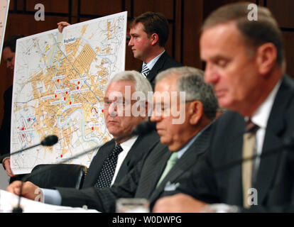 Die kommissare John J. Hamre, ehemaliger stellvertretender Verteidigungsminister, General George Joulwan, USA (Ret.), ehemaliger Oberster Alliierter Befehlshaber Europa, und Marine Corps General James L. Jones, Jr. (Ret.) (L, R) bezeugen vor dem Streitkräfteausschuss des Senats Anhörung die Erkenntnisse der irakischen Sicherheitskräfte unabhängige Bewertung Bericht der Kommission auf dem Capitol Hill in Washington am 6. September 2007 zu diskutieren. Jones ist Vorsitzender der Kommission. (UPI Foto/Roger L. Wollenberg) Stockfoto