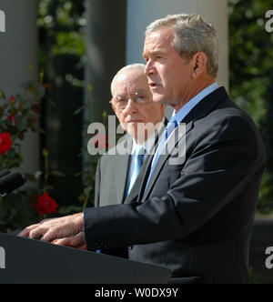 Us-Präsident George W. Bush (R) verkündet Michael B. MUKASEY, einen pensionierten Bundesrichter in New York als Attorney General Alberto Gonzales im Rosengarten des Weißen Hauses am 17. September 2007 zu ersetzen. (UPI Foto/Roger L. Wollenberg) Stockfoto