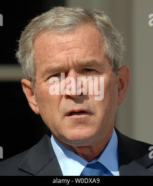 Us-Präsident George W. Bush kündigt Michael B. MUKASEY, einen pensionierten Bundesrichter in New York als Attorney General Alberto Gonzales im Rosengarten des Weißen Hauses am 17. September 2007 zu ersetzen. (UPI Foto/Roger L. Wollenberg) Stockfoto