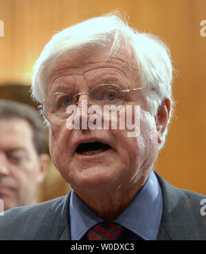 Senator Edward Kennedy, D-MA, spricht über die Unfähigkeit, Iraker, die geholfen haben, den USA In den USA während einer Pressekonferenz auf dem Capitol Hill in Washington am 18. September 2007 zu emigrieren. Einige Senatoren fordern, die für die Rechtsvorschriften zur Einwanderung von Irakischen, die die USA (UPI Foto/Roger L. Wollenberg) geholfen haben, Geschwindigkeit Stockfoto