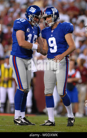 New York Riesen kicker Lawrence Tynes (9) gratuliert von spotter Jeff Feagles nach einem Punkt gegen die Washington Redskins während des vierten Quartals bei FedEx Field am 23. September 2007. Die Riesen besiegt die Redskins 24-17. (UPI Foto/Kevin Dietsch) Stockfoto