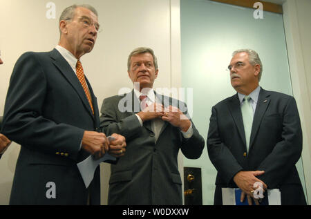 Senator Max Baucus (D-MT) (C), Senator Chuck Grassley (R-IA) (L) und Reich Umbdenstock, Präsident der American Hospital Association, vor einer Pressekonferenz auf der SCHIP (der Staat Kinder Krankenversicherung) reauthorization Rechnung in Washington am 24. September 2007 sprechen. SCHIP ist eine nationale Versicherung Programm für Familien, die zu viel Geld für Medicaid zu qualifizieren verdienen kann aber nicht private Versicherung leisten. Im Rahmen der neuen Gesetzgebung eine Erhöhung der nationalen Tabaksteuer in Finanzierung SCHIP Beihilfe würde. (UPI Foto/Kevin Dietsch) Stockfoto