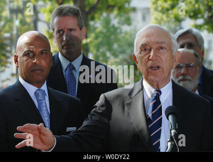 Senator Frank Lautenberg (D-NJ) (R) fordert, dass die Mittel aus dem Irakkrieg umgeleitet und an die örtlichen Strafverfolgungsbehörden angeeignet auf einer Pressekonferenz am oberen Senat Park auf dem Capitol Hill in Washington am 26. September 2007. Trenton, New Jersey Bürgermeister Douglas Palmer (L) und Rochester, New York Bürgermeister Robert Duffy auf. (UPI Foto/Alexis C Glenn) Stockfoto