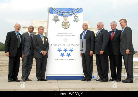 Von links nach rechts, Präsident der Congressional Medal of Honor Society pensionierten Oberst Robert Howard, ehemaliger NFL Spieler Tiki Barber, ehemaliger Präsident der Congressional Medal of Honor Society Paul Buca, ehemaliger Außenminister Colin Powell, Vizepräsident der Congressional Medal of Honor Society Michael Thorton, pensionierter Luftwaffe Generalleutnant Nick Kehoe, Präsident und CEO von TriWest Healthcare David Mcintyre posieren für ein Foto im Anschluss an eine Pressekonferenz mit der Congressional Medal of Honor Society gesponsert auf die Ankündigung ihrer' über und über Bürger Ehren' Award in Washin Stockfoto