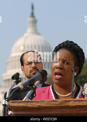 Rep Sheila Jackson Lee (D-TX) spricht auf einer Pressekonferenz, die am Kongress ihrer Entschließung Menschenrechtsverletzungen gegen Frauen rund um die Welt zu verurteilen, auf dem Capitol Hill in Washington am 9. Oktober 2007. Nihad Awad (L), nationaler Direktor des Rates über American-Islamic Relations (CAIR) an schaut. (UPI Foto/Alexis C Glenn) Stockfoto