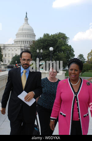 Rep Sheila Jackson Lee (D-TX) (R), Kim Gandy (C), Präsident der nationalen Organisation für Frauen (JETZT), und Nihad Awad, nationaler Direktor des Rates über American-Islamic Relations (CAIR) kommen bei einer Pressekonferenz, in der Congress Rep. Jackson Lee's Auflösung Menschenrechtsverletzungen gegen Frauen rund um die Welt zu verurteilen, auf dem Capitol Hill in Washington am 9. Oktober 2007. (UPI Foto/Alexis C Glenn) Stockfoto