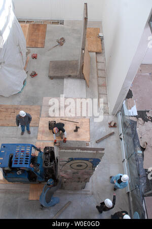 Arbeitnehmer Position Teile der Berliner Mauer an der Newseum, der sich derzeit im Bau auf Oktober 30, 2007, in Washington. Acht Teile der Mauer und Wachturm zu sehen sein, wenn das Museum fertig ist. (UPI Foto/Roger L. Wollenberg) Stockfoto